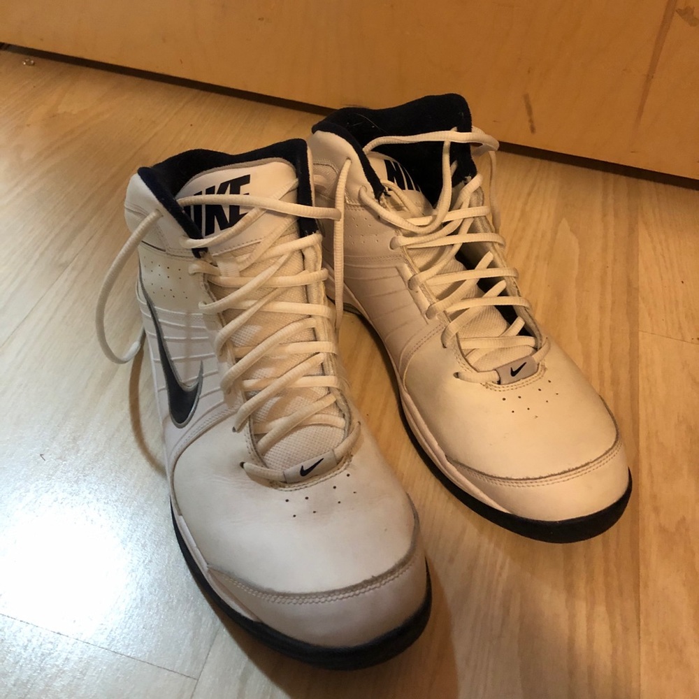LIKE NEW men’s nike tennis shoes! only worn twice!